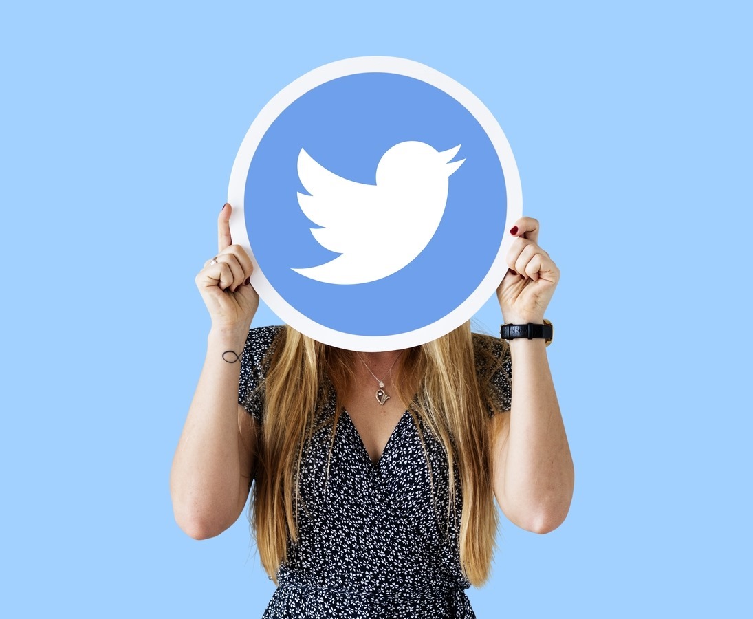 woman-showing-twitter-icon