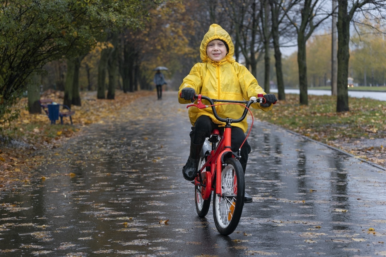 copil-bicicleta-pedalat-ploaie